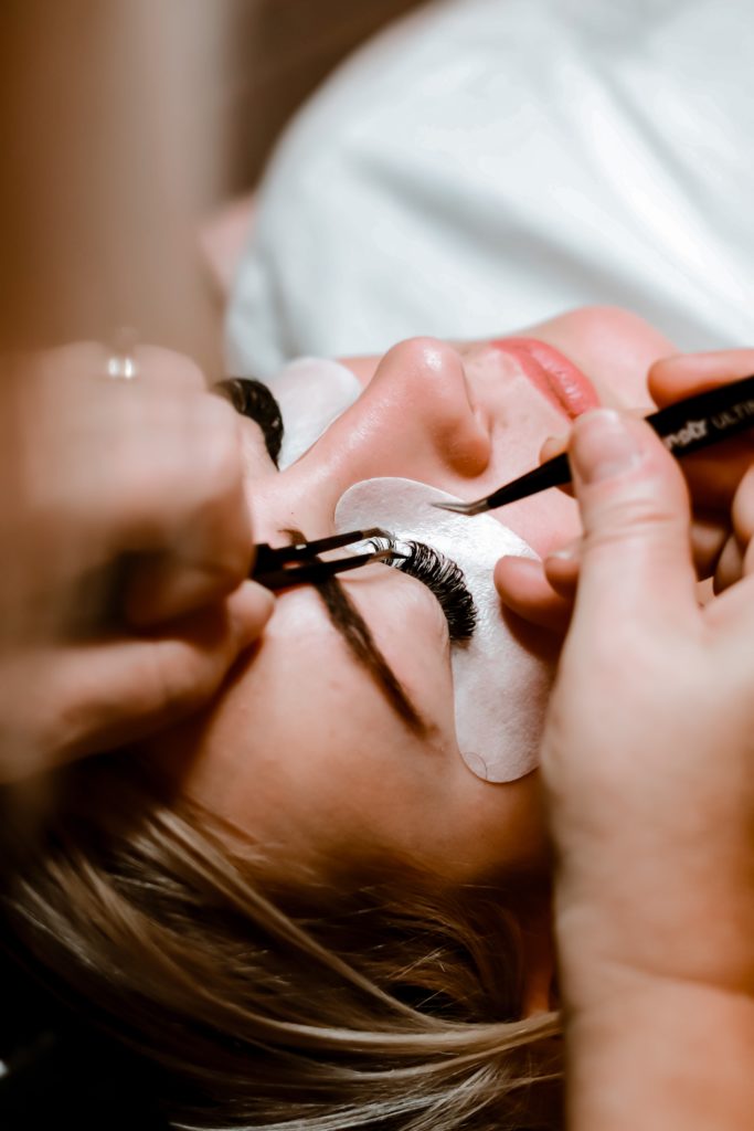 The Pros and Cons of Lash Extensions vs. False Eyelashes