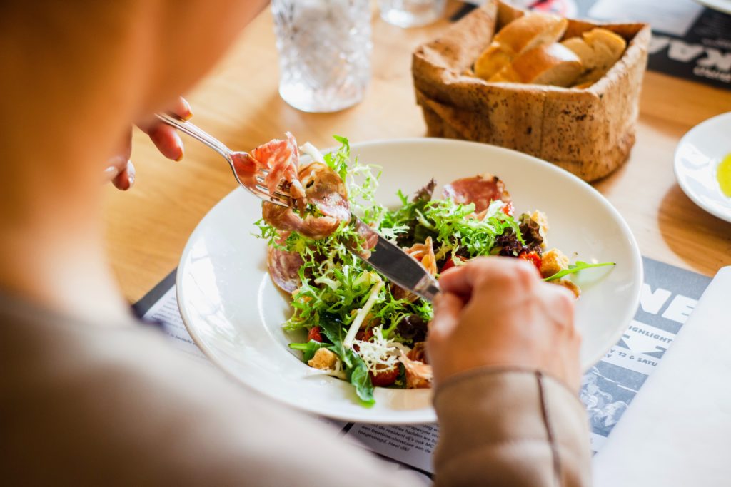‌What Time Does Zips Serve Lunch?