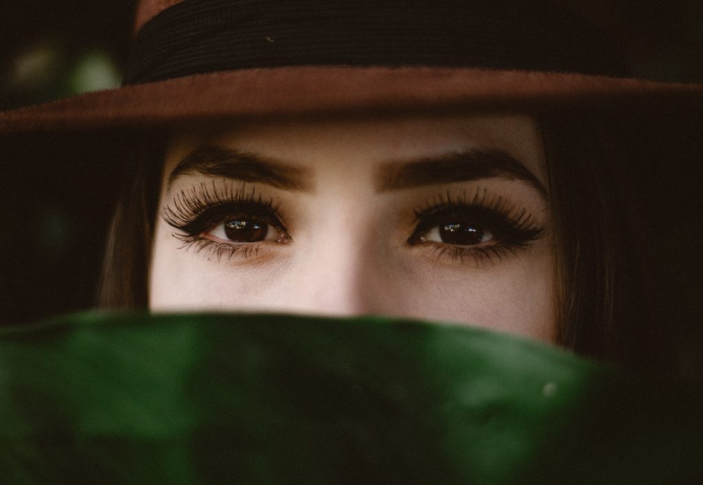 Eyelash Extension V/s. Fake Eyelashes - Pros and Cons